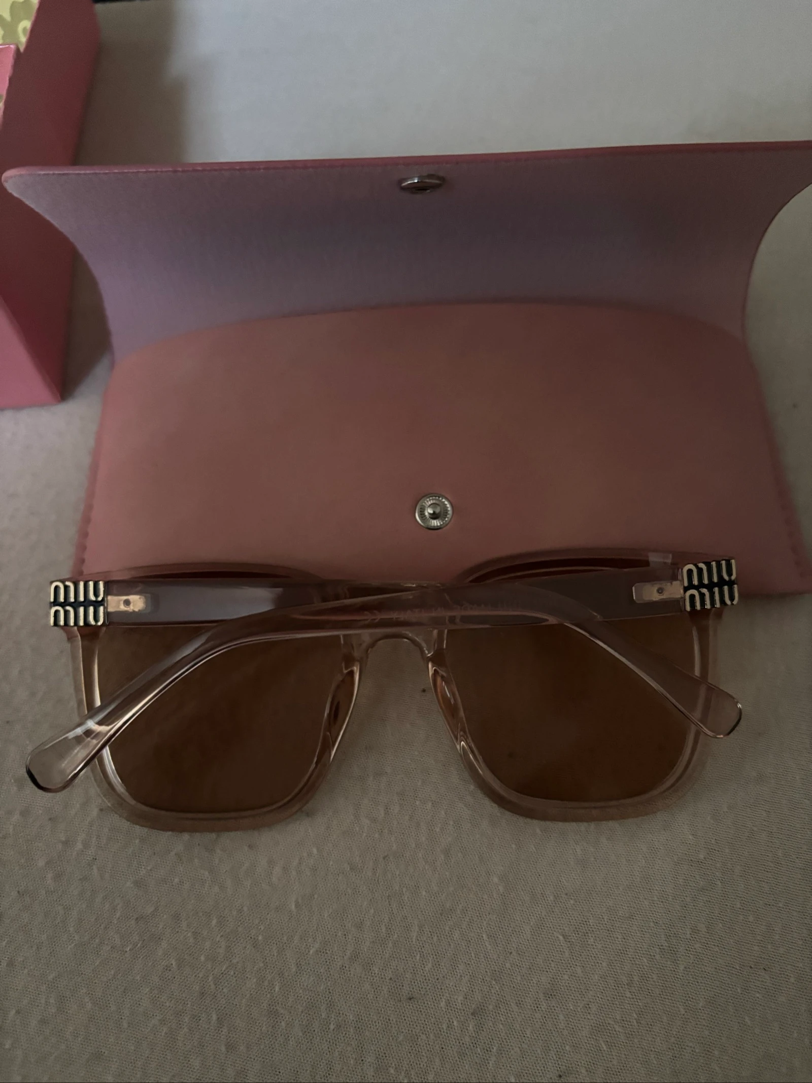 Par de gafas de sol de diseño moderno – photo 2